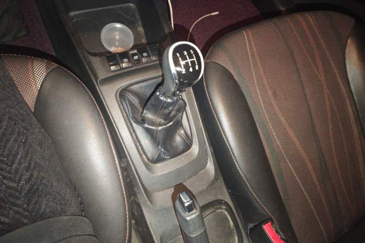 Used Chevrolet Sail 2013 Sedan 1.4L Manual - Youyi Happiness Edition Gear Lever