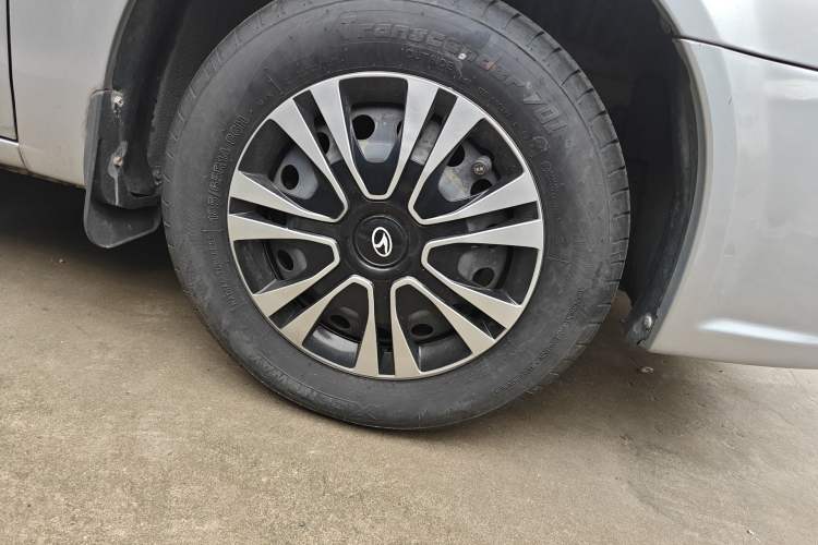 Used Soueast V3 Lingyue 2011 1.5L Manual Happiness Edition Right Front Wheel Hub