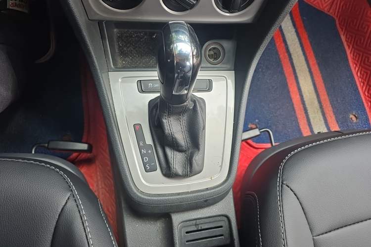 Used Volkswagen Gran Lavida 2013 1.6L Automatic Fashion Model Gear Lever