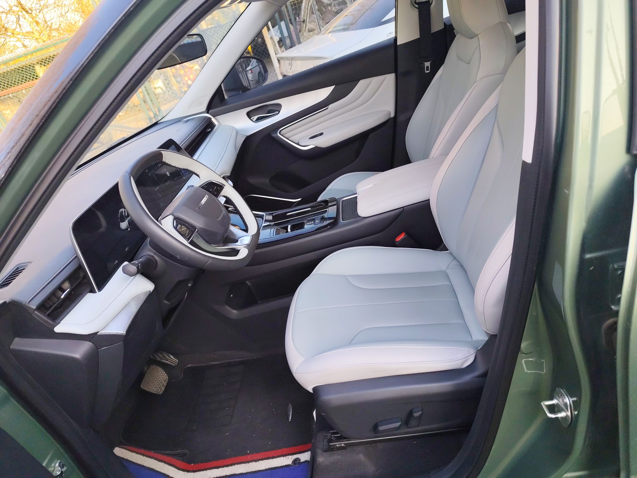 المقاعد الأمامية داخل السيارة