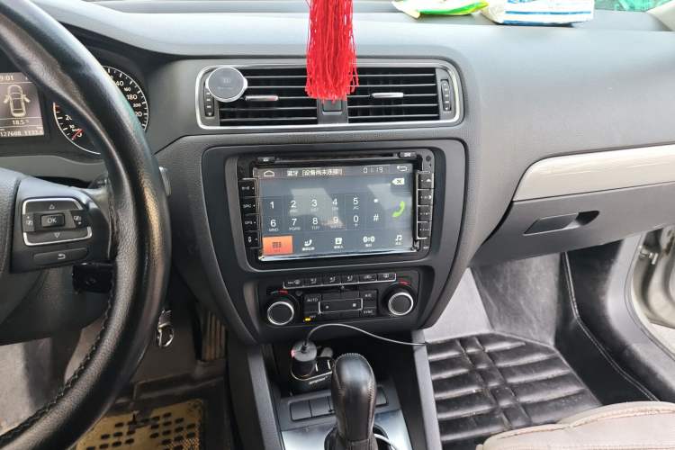 Used Volkswagen Sagitar 2014 Revised Version 1.4TSI Automatic Luxury Edition Audio And AC Panel