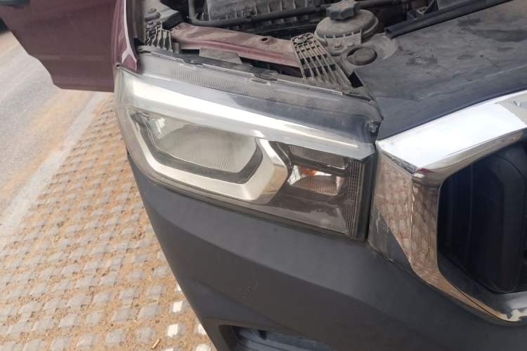 Used SAIC MAXUS T60 2017 2.8T Diesel Automatic Two-Wheel Drive High Ground Clearance Comfort Version Standard Cabin China V Emission Standard