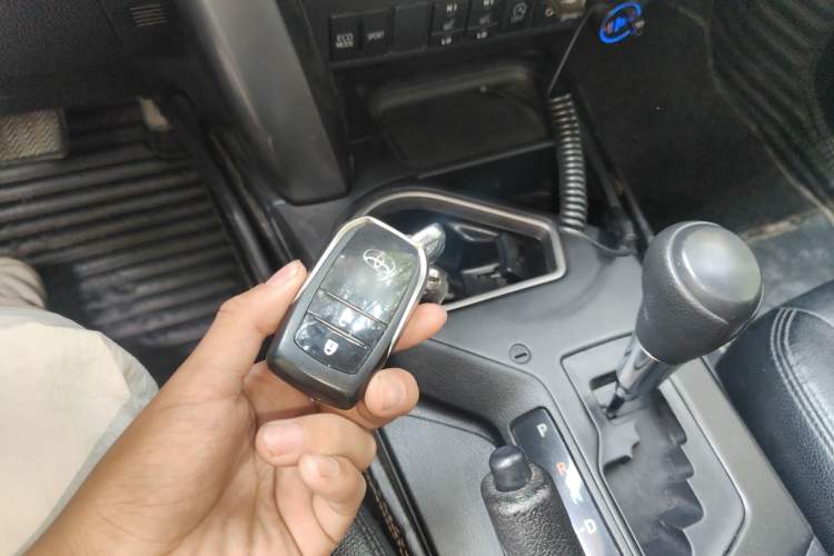 Used Toyota RAV4 2019 2.0L CVT Two-Wheel Drive Comfort Edition China VI Standard Vehicle Key