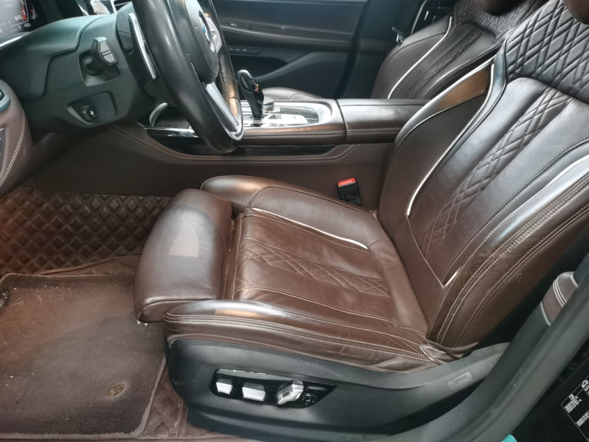 المقاعد الأمامية داخل السيارة