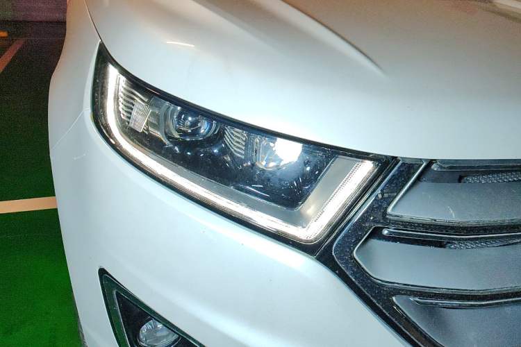 Used Ford Edge 2018 EcoBoost 245 Four-Wheel Drive Titanium 7-Seater Right Front Headlight