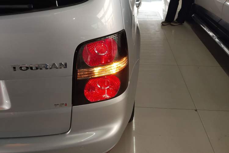 Used Volkswagen Touran 2015 1.4T DSG Comfort Edition 5 Seats Exterior 3