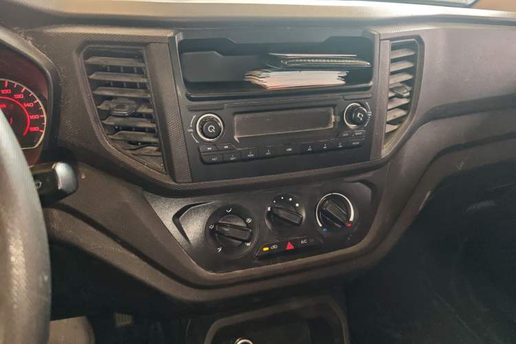 Used Wuling Hongguang V 2022 1.5L Jingqu Version Hydraulic Power Steering LAR Audio And AC Panel