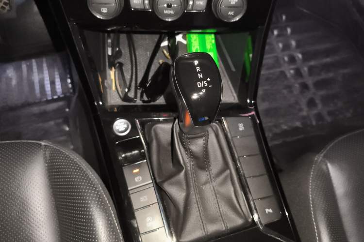 Used Volkswagen Passat 2019 380TSI Luxury Edition China VI Standard Gear Lever