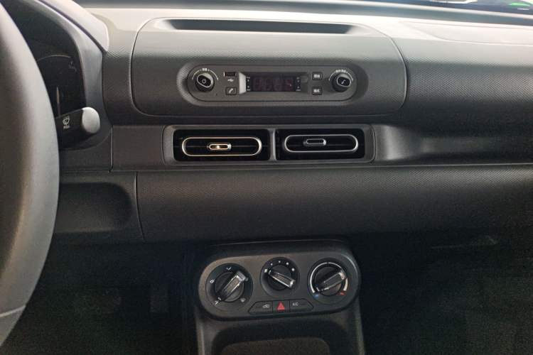 Used Wuling Hongguang New Energy 2024 All-Electric Model 300KM Practical Version Audio And AC Panel