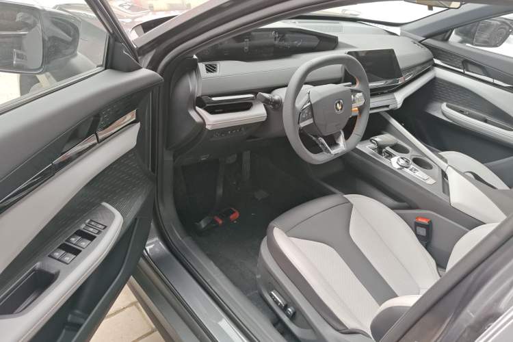 Used CHANGAN UNI-V iDD 2024 Blue Whale Smart Electric iDD 136km ZhiKu Model
