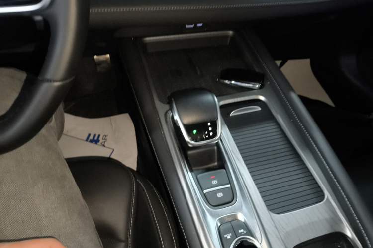 Used Chery Arrizo 8 2023 High-Performance Edition 2.0T DCT Powerfully Equipped Gear Lever