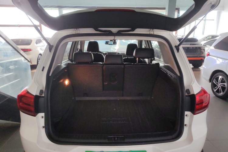 Used Volkswagen Tiguan 2015 1.8TSI Automatic All-Wheel-Drive Luxury Model Trunk