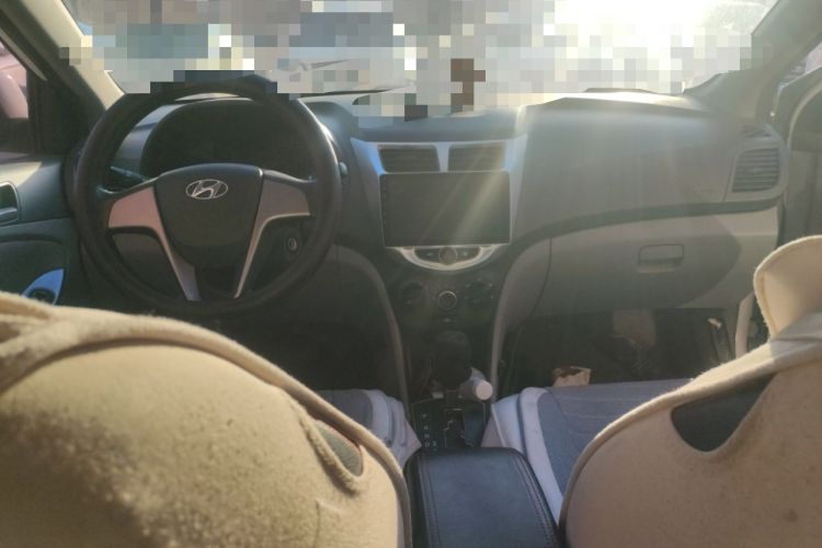 Used Hyundai Verna (older generation) 2014 1.4L Automatic Smart GLS Center Console