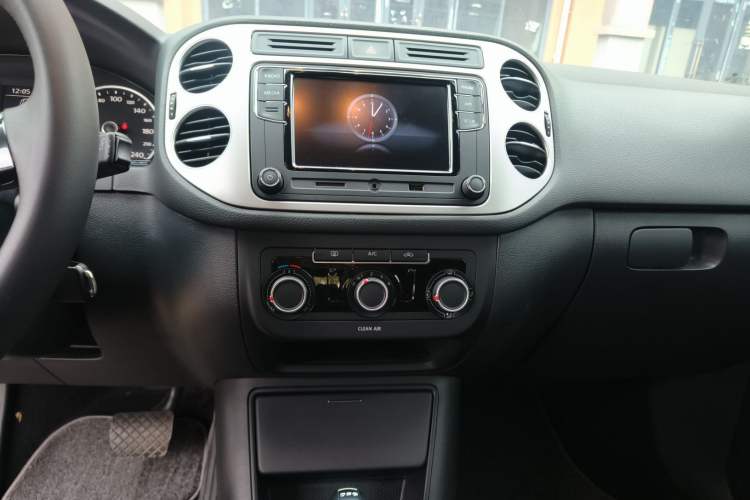 Used Volkswagen Tiguan 2016 280TSI Automatic Two-Wheel-Drive Silk Road Style Edition Audio And AC Panel