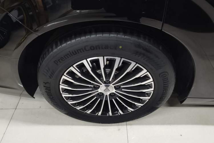 Used Denza D9 2022 DM-i 1040 Prestige Model Right Rear Wheel Hub