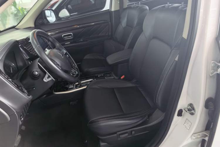 Used Mitsubishi Outlander 2019 2.0L Two-Wheel Drive Comfort Edition 5 Seats China VI Standard
