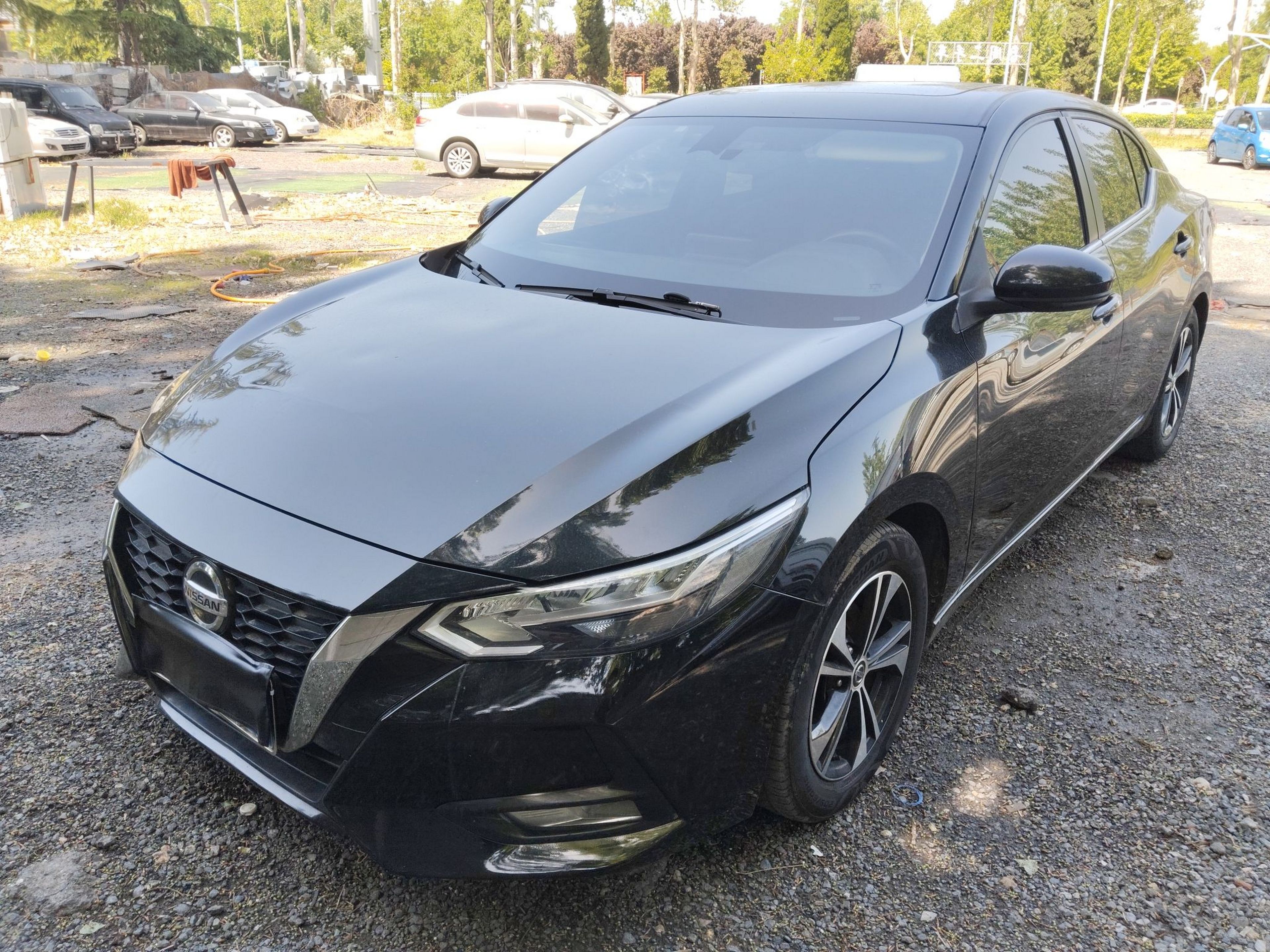 Под передней частью автомобиля