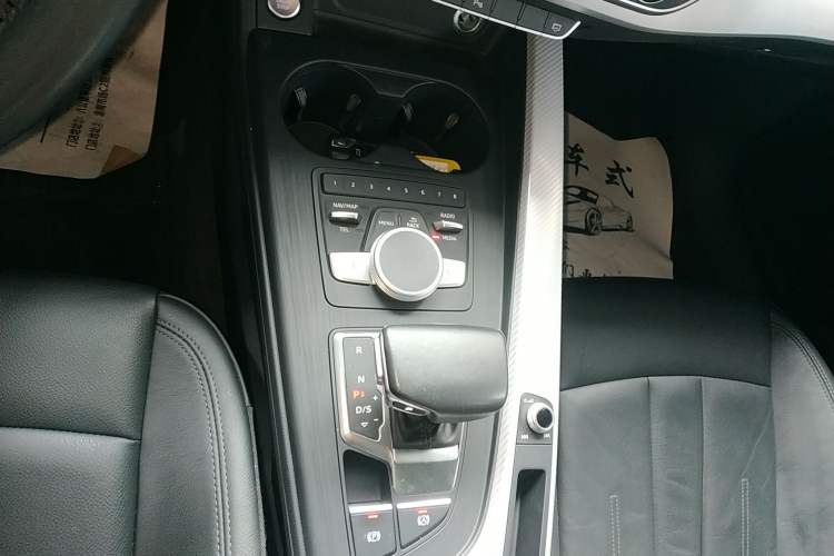 Used Audi A4L 2018 30th Anniversary Edition 40 TFSI Fashion Model Gear Lever