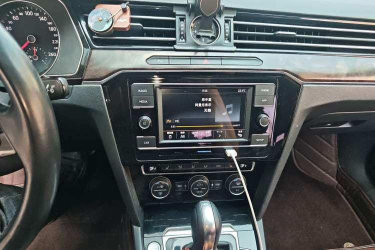 Used Volkswagen Magotan 2018 330TSI DSG Luxury Model Audio And AC Panel