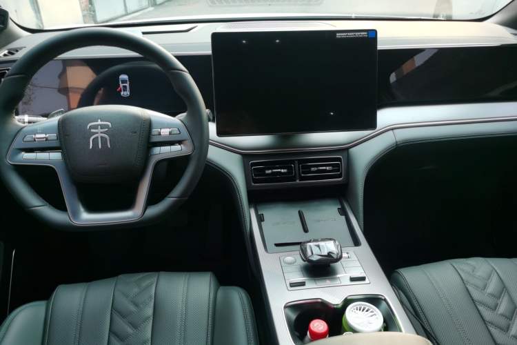 Used BYD Song L DM-i 2025 Intelligent Driving Version 112 km Beyond-Range Type Center Console