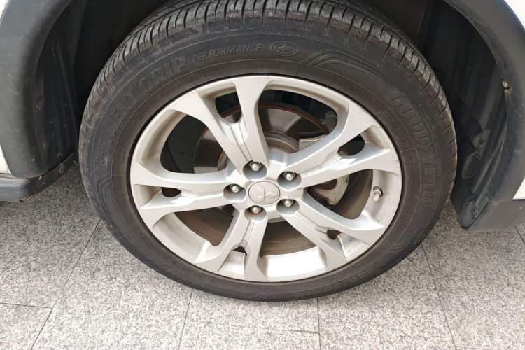 Used Mitsubishi Outlander 2014 2.4L 4x4 Deluxe Value Edition 5 Seats Right Front Wheel Hub