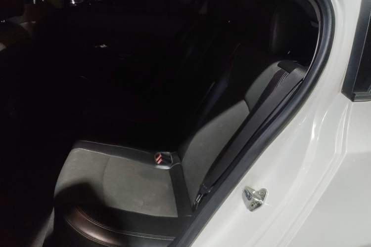 Used Chevrolet Cruze 2013 Hatchback 1.6T Automatic Flagship Model Left Rear Seat