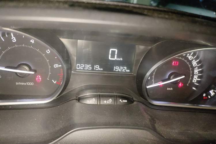 Used Peugeot 2008 2014 1.6L Manual Fashion Edition Odometer Close Up