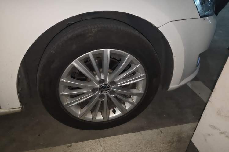 Used Volkswagen Gran Lavida 2013 1.6L Automatic Comfort Model Right Front Wheel Hub