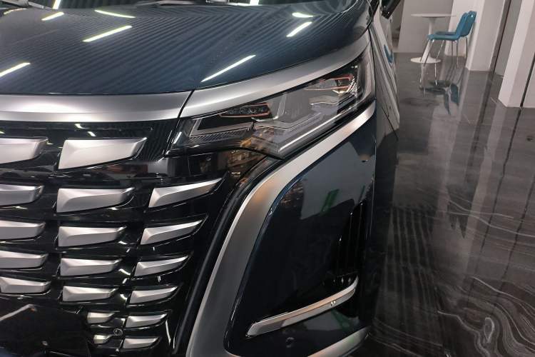 Used Denza D9 2022 DM-i 970 Four-Wheel Drive Flagship Model
