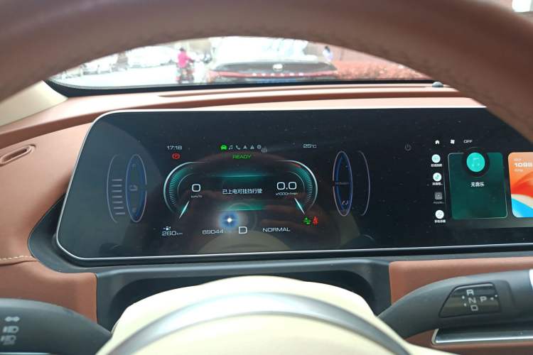 Used ORA Good Cat 2023 401 km Standard Range Luxury Version Lithium Iron Phosphate