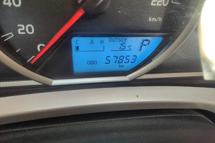 Used Toyota RAV4 2015 2.0L CVT Two-Wheel Drive Fashion Edition Odometer Close Up