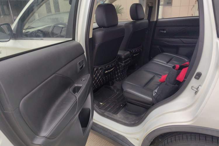 Used Mitsubishi Outlander 2016 2.4L 4x4 Luxury Edition 7-Seater