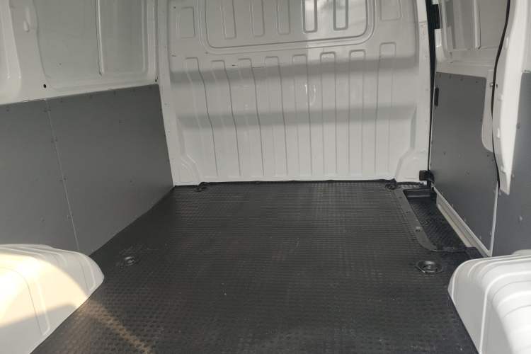 Used SAIC MAXUS Xintu V80 2023 2.0T Manual Classic City Delivery King Short Wheelbase Mid-Roof 3-Seater