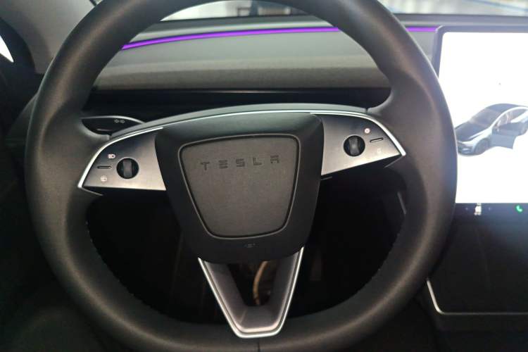 Used Tesla Model Y 2025 Long-Range All-Wheel-Drive Version
