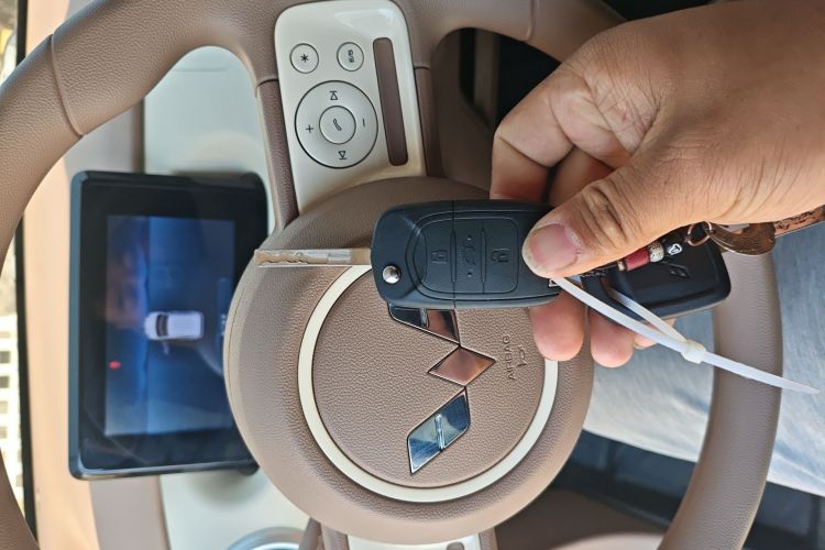 Used Wuling Hongguang MINIEV 2025 Four-Door Version Advanced Edition Vehicle Key