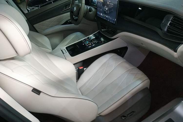 Used Denza D9 2022 EV 600 Four-Wheel Drive Prestige Model Right Front Seat