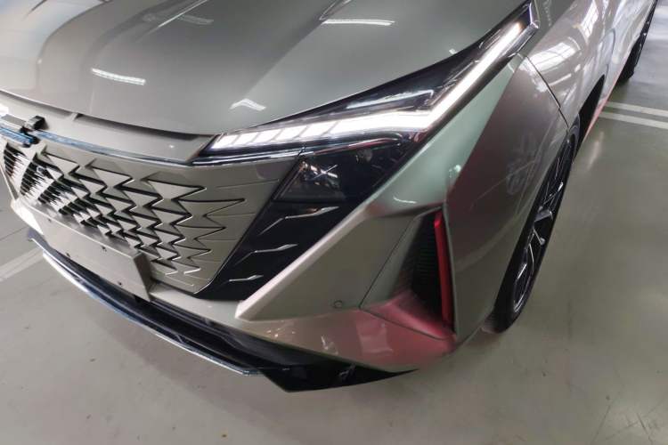 Used CHANGAN OSHAN Z6 2023 Blue Whale 2.0T Automatic Zhiyuan Model Left Front Headlight