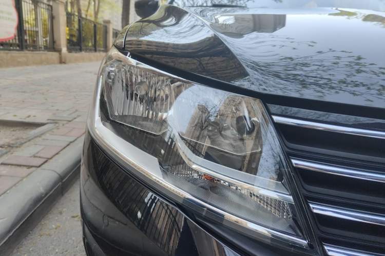 Used Volkswagen Lavida 2015 1.6L Manual Comfort Edition Right Front Headlight