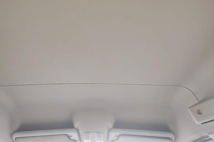 Used SAIC MAXUS Xintu V80 2016 2.5T Manual Aoyuntong National IV Short Wheelbase Mid-Roof 6-Seater Headliner