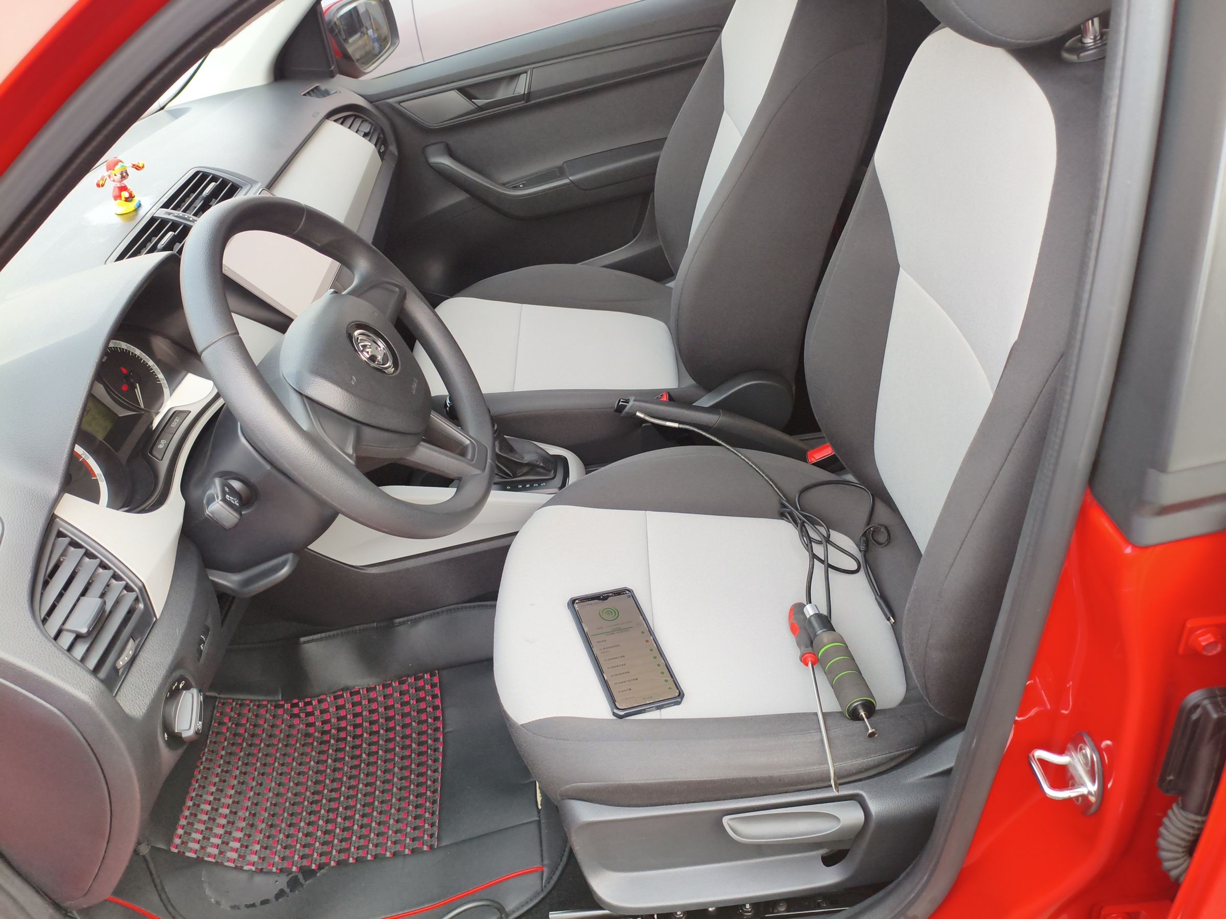 المقاعد الأمامية داخل السيارة