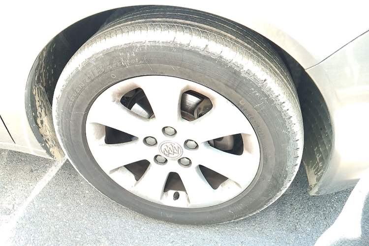 Used Buick Regal 2011 2.4L SIDI Comfort Edition Right Front Wheel Hub