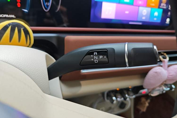 Used ORA Good Cat 2023 401 km Standard Range Luxury Version Lithium Iron Phosphate Gear Lever