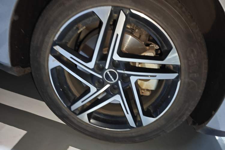 Used Roewe D7 2023 DMH 125km Excellence Edition Right Front Wheel Hub