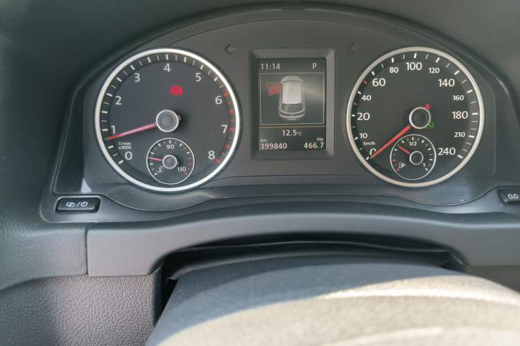 Used Volkswagen Tiguan 2015 2.0 TSI Automatic All-Wheel Drive Luxury Edition Odometer Close Up