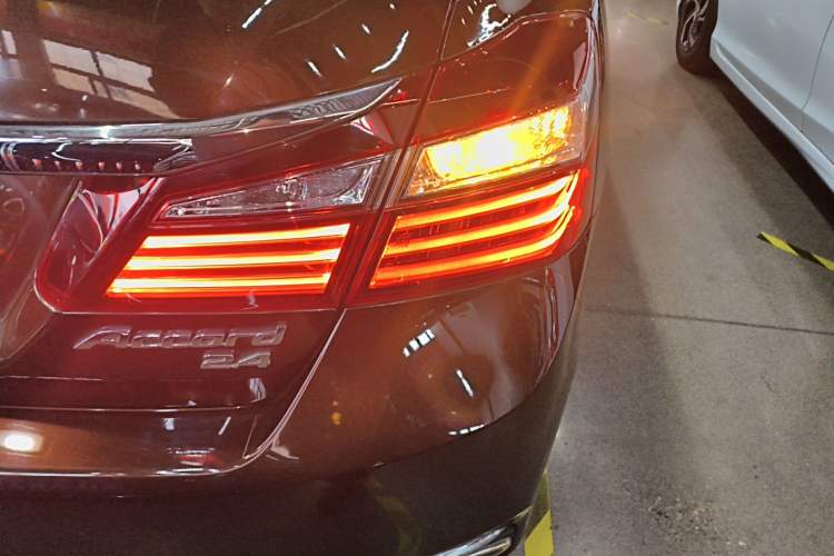 Used Honda Accord 2016 2.4L Comfort Edition Right Rear Taillight