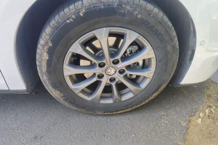 Used BYD Qin L 2025 DM-i Smart Drive 80KM Leading Model Right Front Wheel Hub