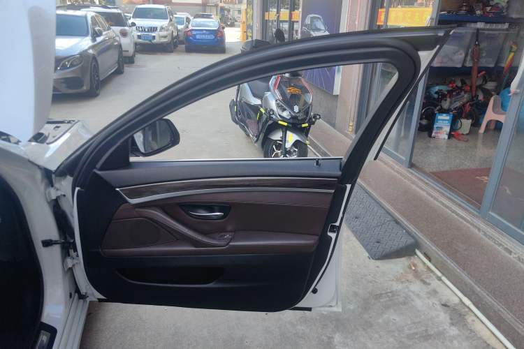 Used BMW 5 Series 2014 525Li Luxury Design Package Right Front Door Interior