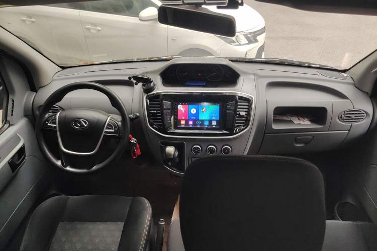 Used SAIC MAXUS Xintu V80 2023 2.0T Manual Classic Aoyuntong Short Wheelbase Mid-Roof 5/6-Seater Center Console