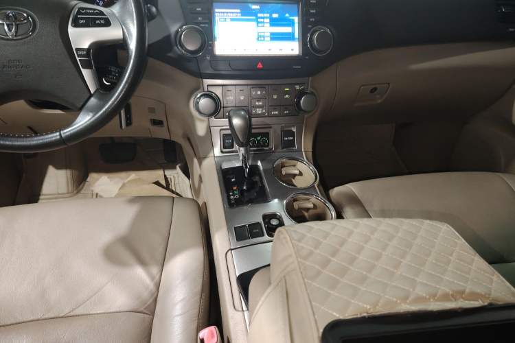 Used Toyota Highlander 2012 2.7L Two-Wheel Drive 7-Seater Luxury Edition
