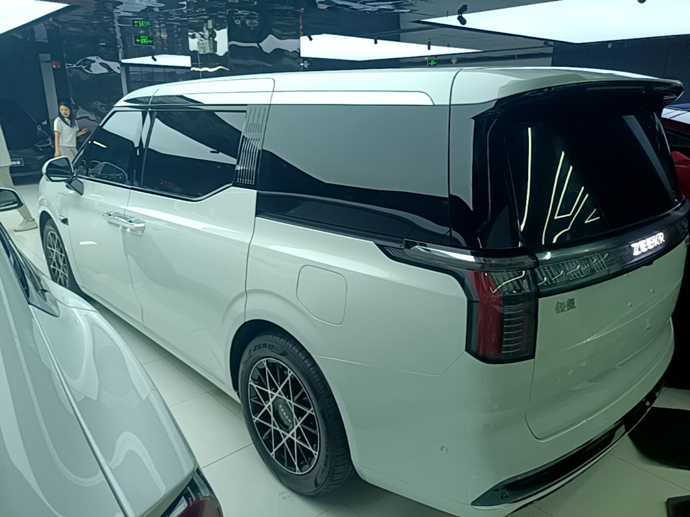 Zeekr 009 2024 7-Seater Aisle Version 108 kWh — снимка 4